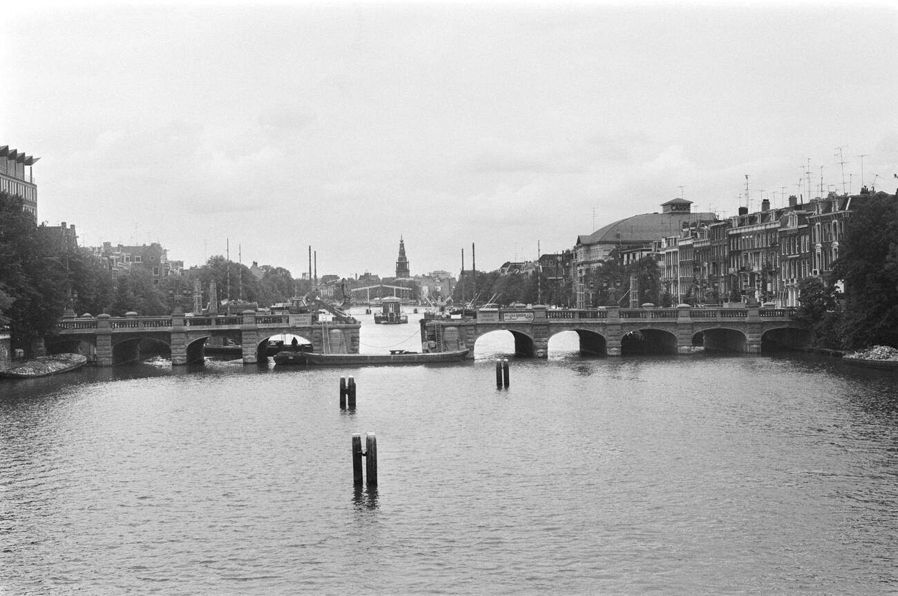 #86 An overview of restoration work on the Hoge Sluis bridge over the Amstel in Amsterdam on June 3, 1976.
