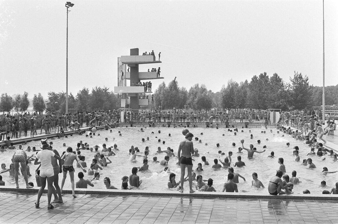 #88 Crowds in Sloterparkbad during a heat wave on or around June 25, 1976.