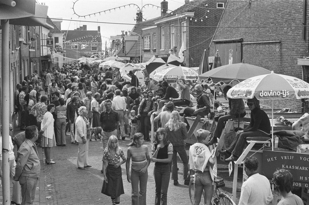 #93 The competition bow in Egmond aan Zee, with crowds gathered around June 12, 1976.