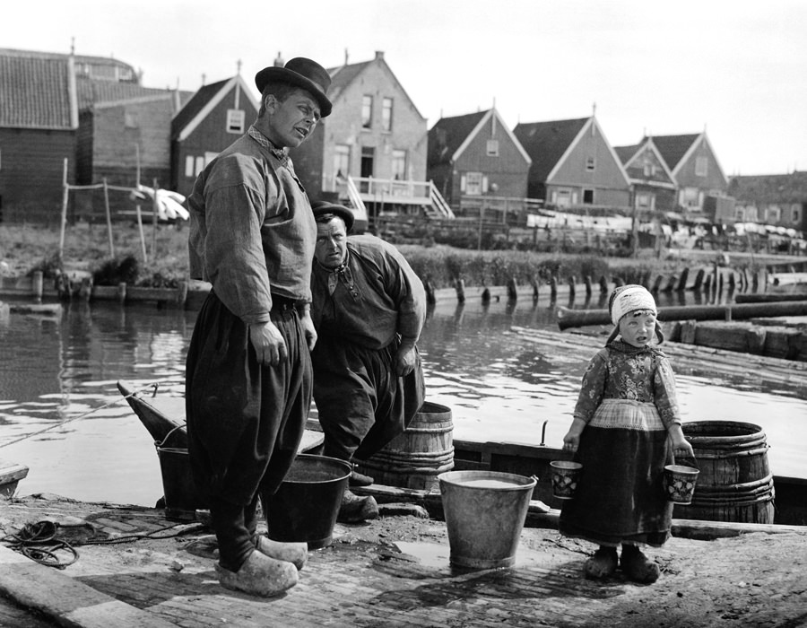 #113 Men and girl on the docks, Marken.