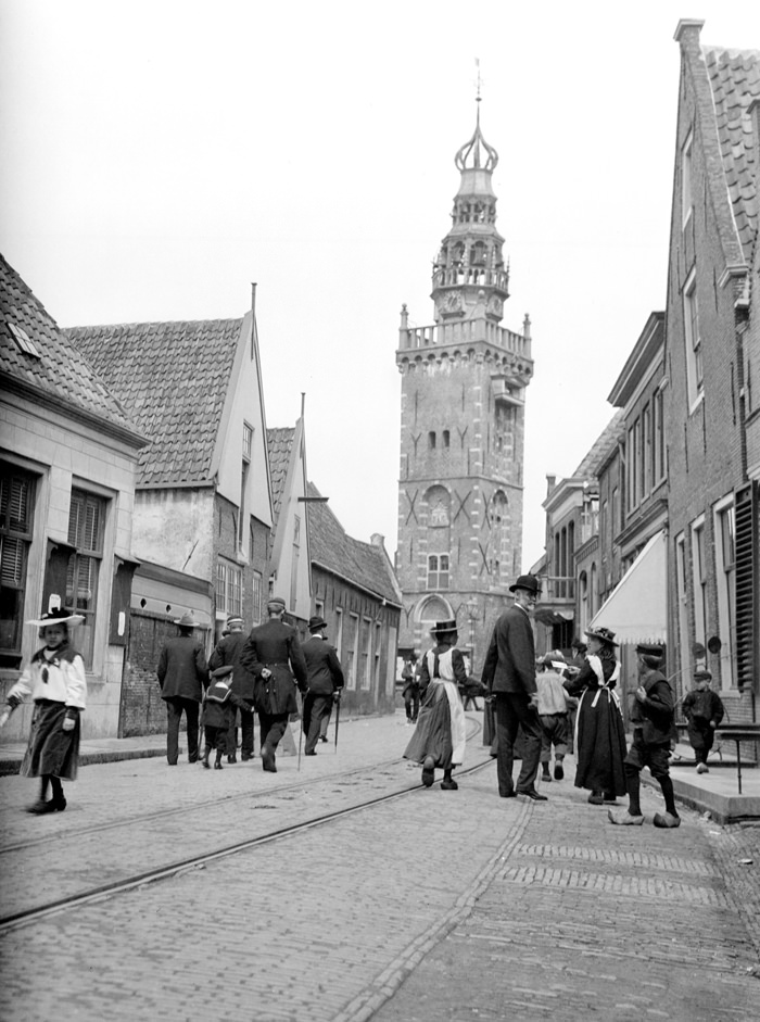 #126 A street scene in Monnickendam, 1904