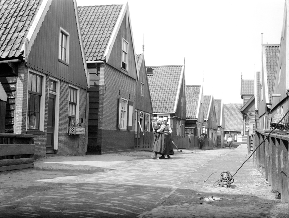 #139 Marken street scene