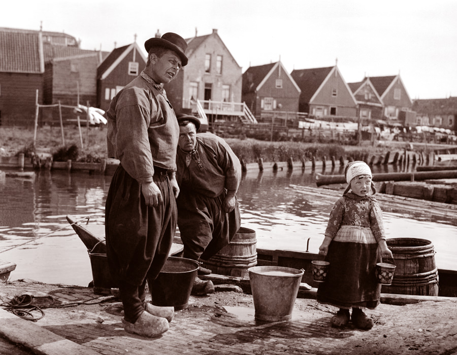 #141 Men and girl on the dock, Marken