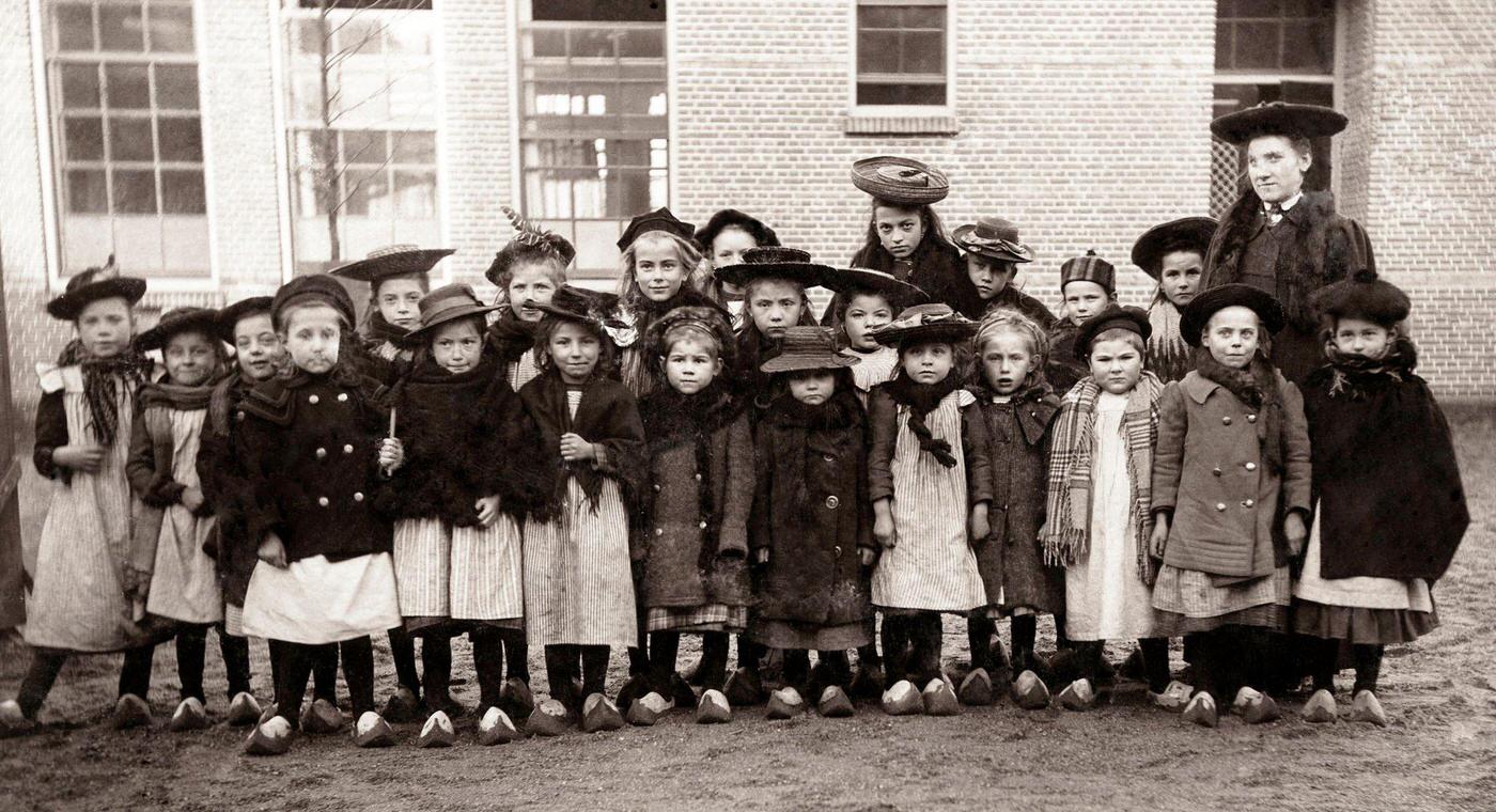#70 School group of little girls with their teacher in Sliedrecht, Netherlands, 1907