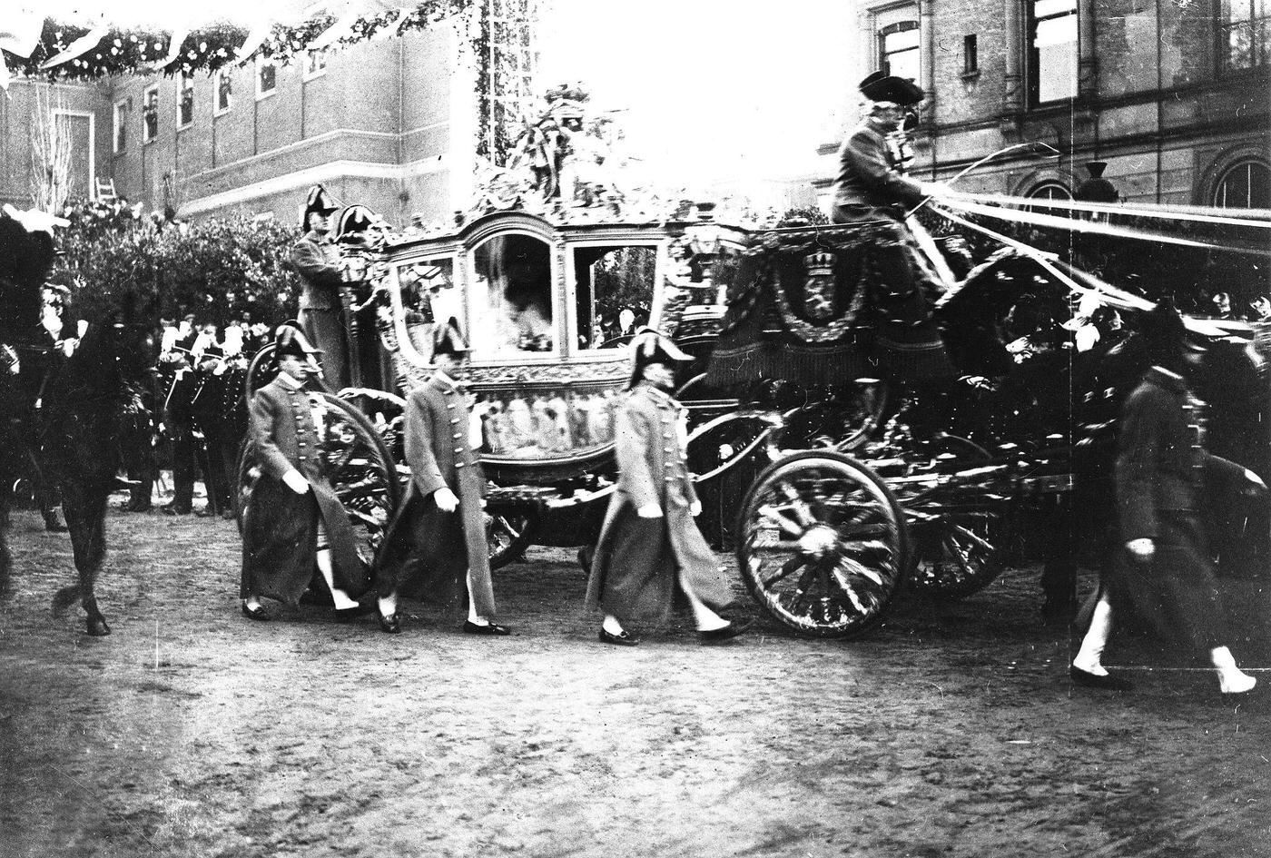 #81 Queen Wilhelmina of the Netherlands and Duke Heinrich zu Mecklenburg-Schwerin on their wedding day in Den Haag, Netherlands, 1901