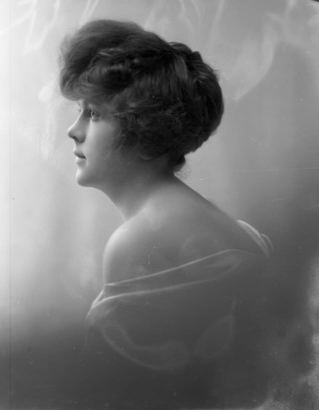 #10 Portrait a young woman, 1905