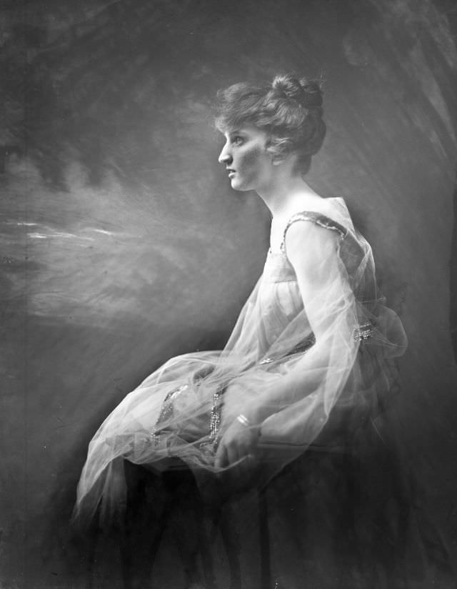 #11 Portrait in profile of a young woman, 1910