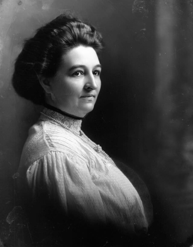 #13 Portrait of a woman, 1910