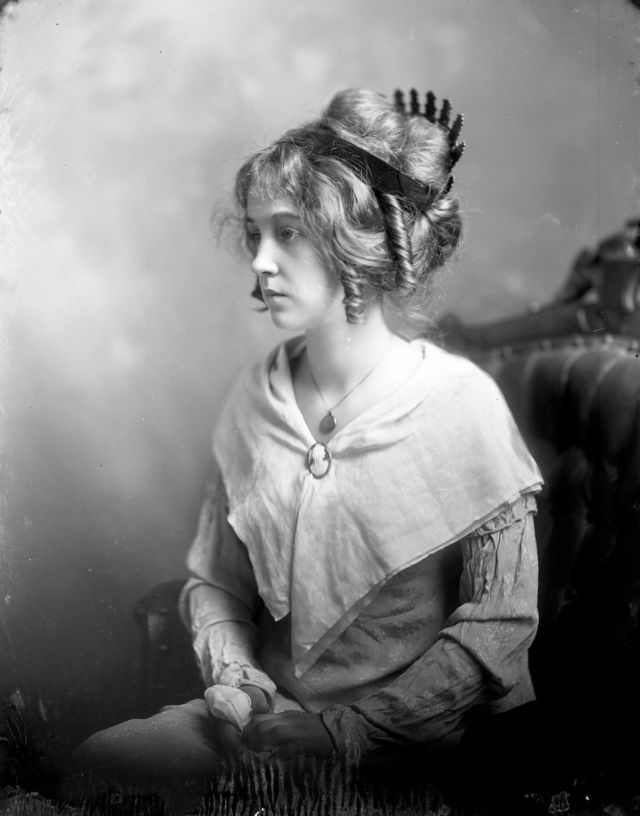 #19 Portrait of a young woman, 1910