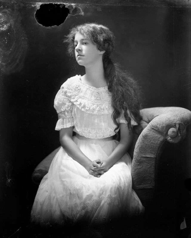 #20 Portrait of a young woman, 1910