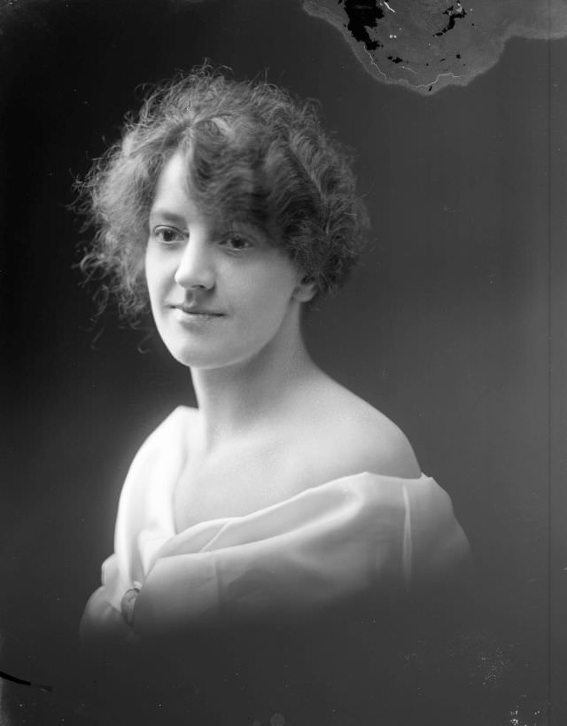 #21 Portrait of a young woman, 1910