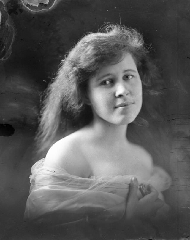 #22 Portrait of a young woman, 1910
