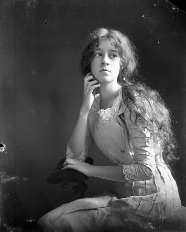 #23 Portrait of a young woman, 1910