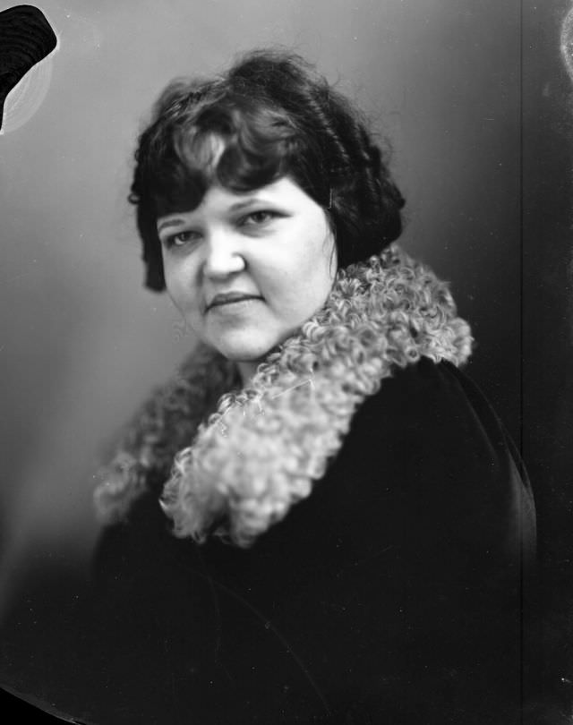 #28 Portrait of a woman with fur scarf, 1915