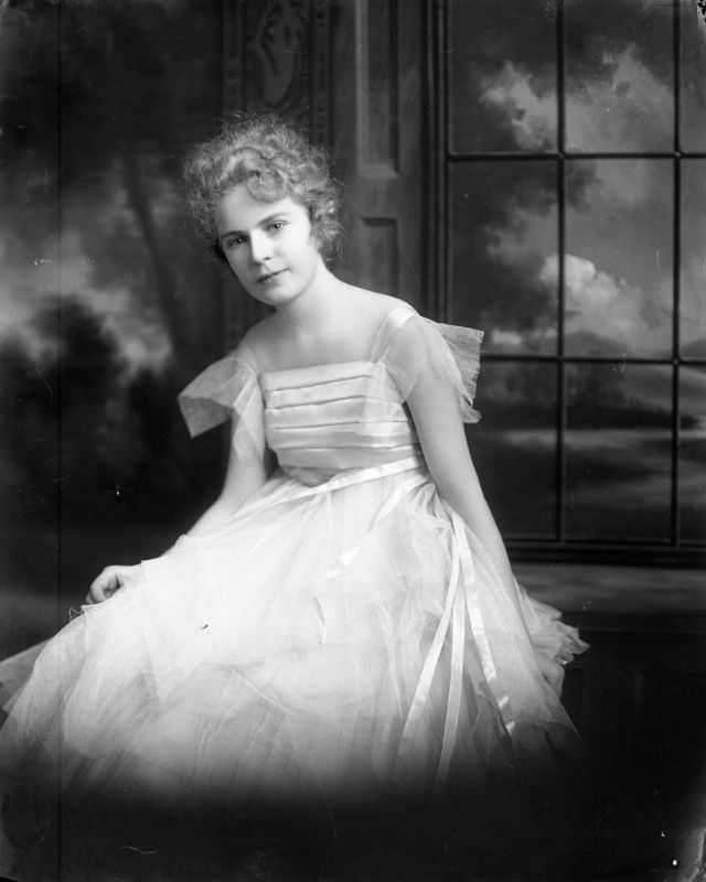 #9 Portrait a young woman, 1905
