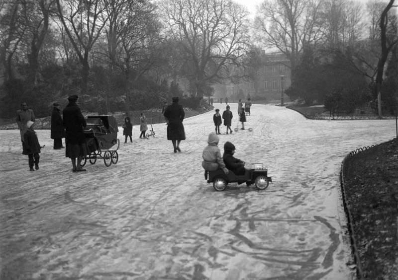 #1 People at the Bois de Boulogne in winter, 1950.