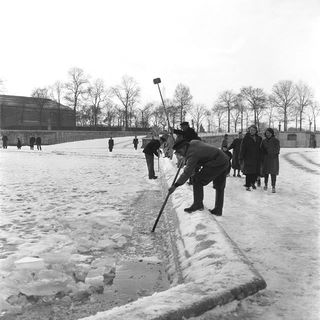 #19 People breaking the ice to save the fish at the Tuileries Garden, 1956.