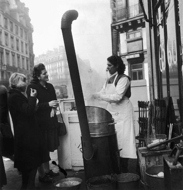 #3 Street vendor in winter, 1950s. (Robert Doisneau)