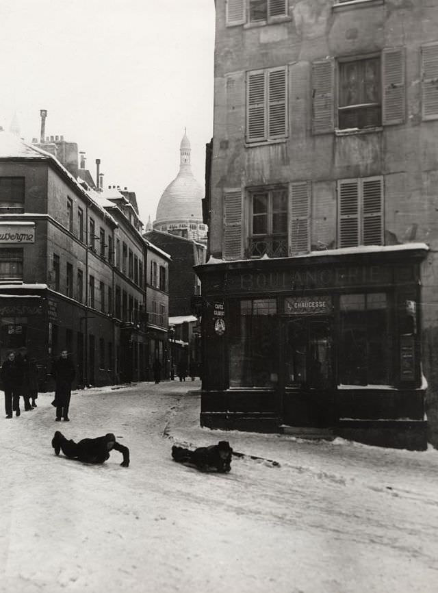 #7 Sledging on the slopes of Montmartre, 1950s.