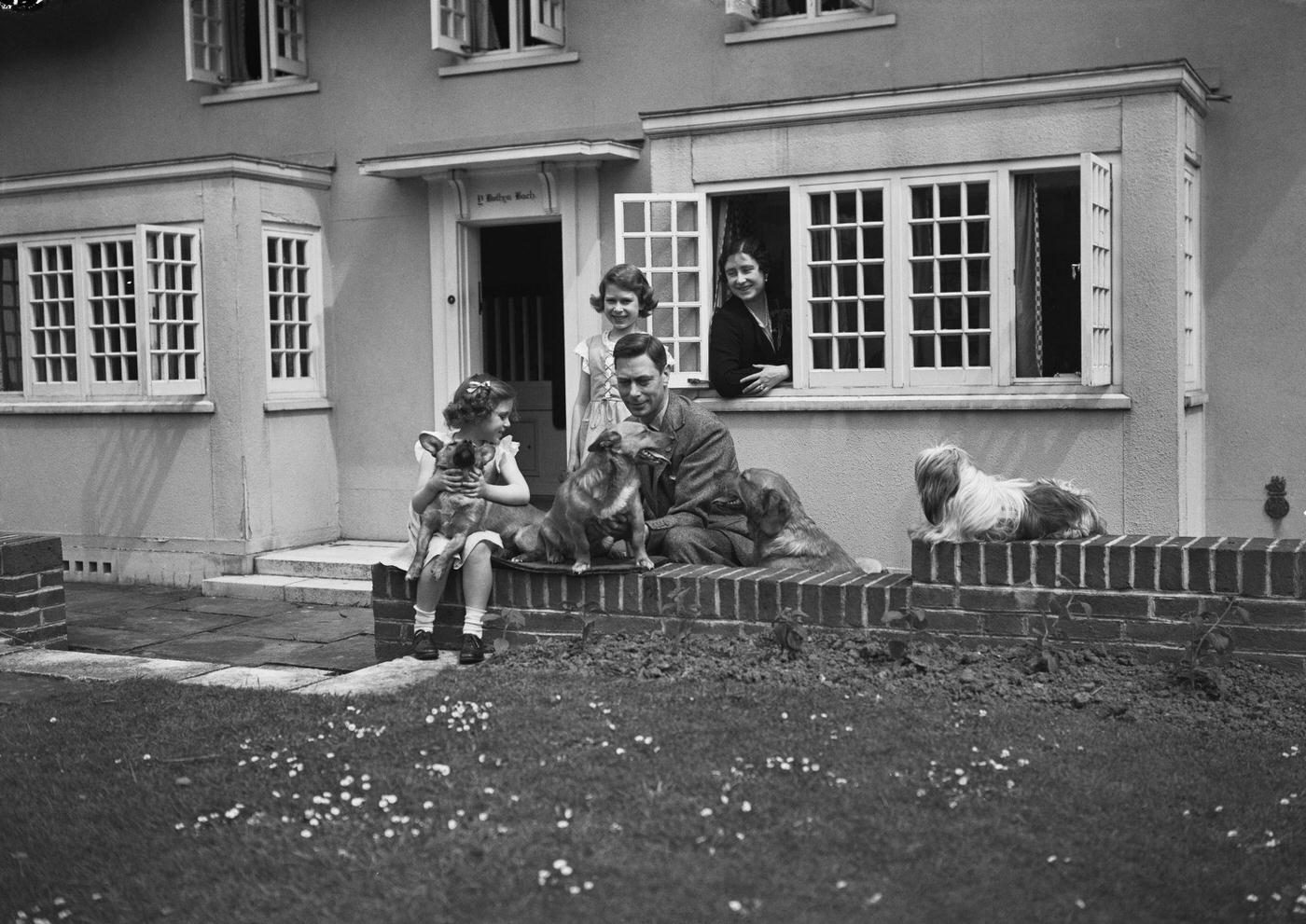 #103 The Royal Princesses Margaret and Elizabeth with their mother, Elizabeth Bowes-Lyon (Queen Elizabeth The Queen Mother) and their father Albert