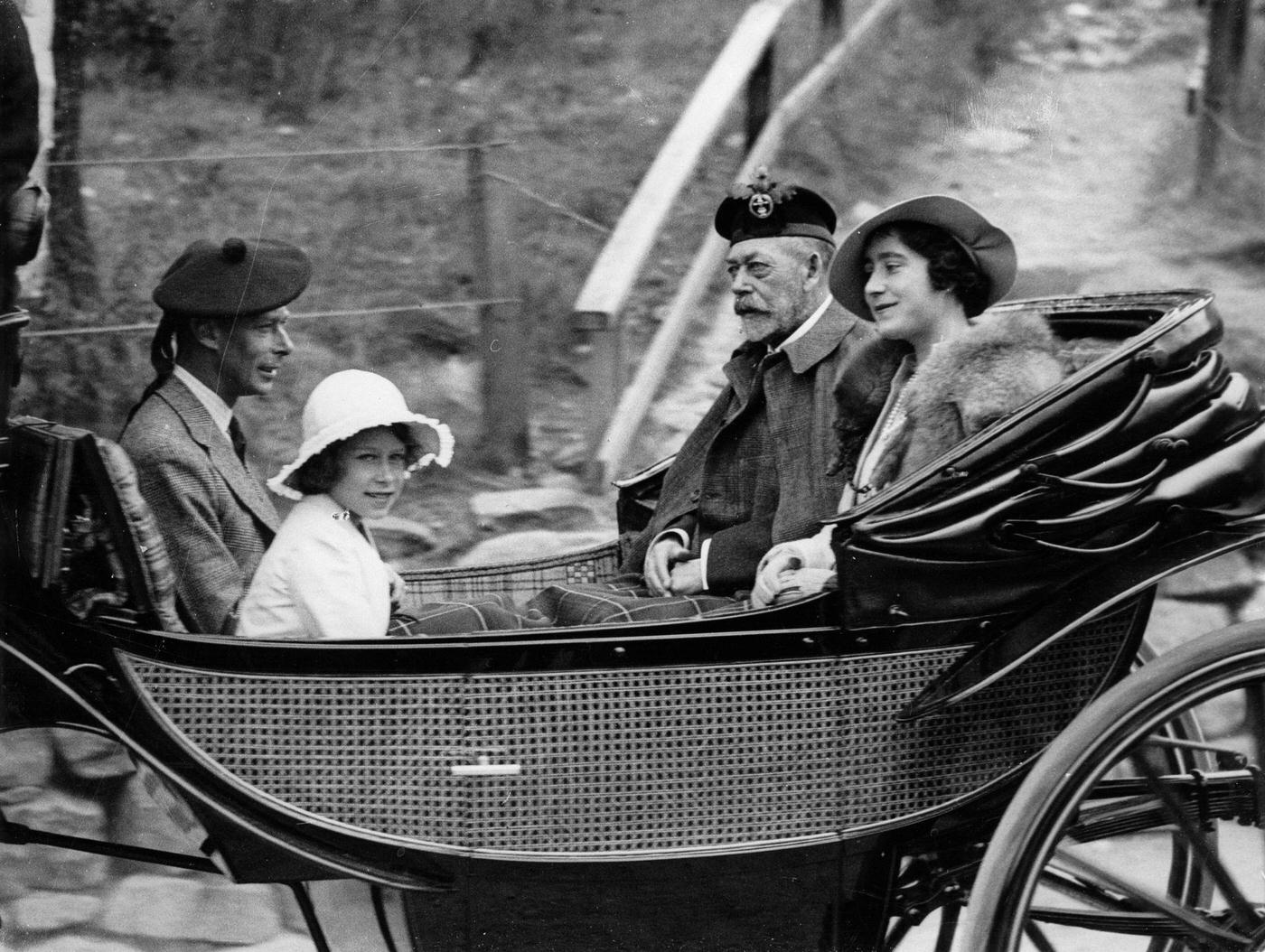 #79 King Georg V. with his wife, Princess Elisabeth and the duke of York Edward on the way to the Crathie Church, 1935