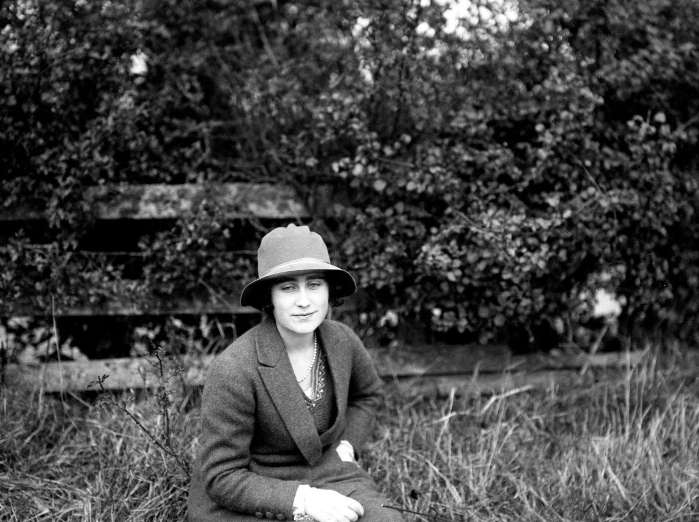 #17 Queen Elizabeth and the Queen Mother, in her garden at St Paul’s Walden