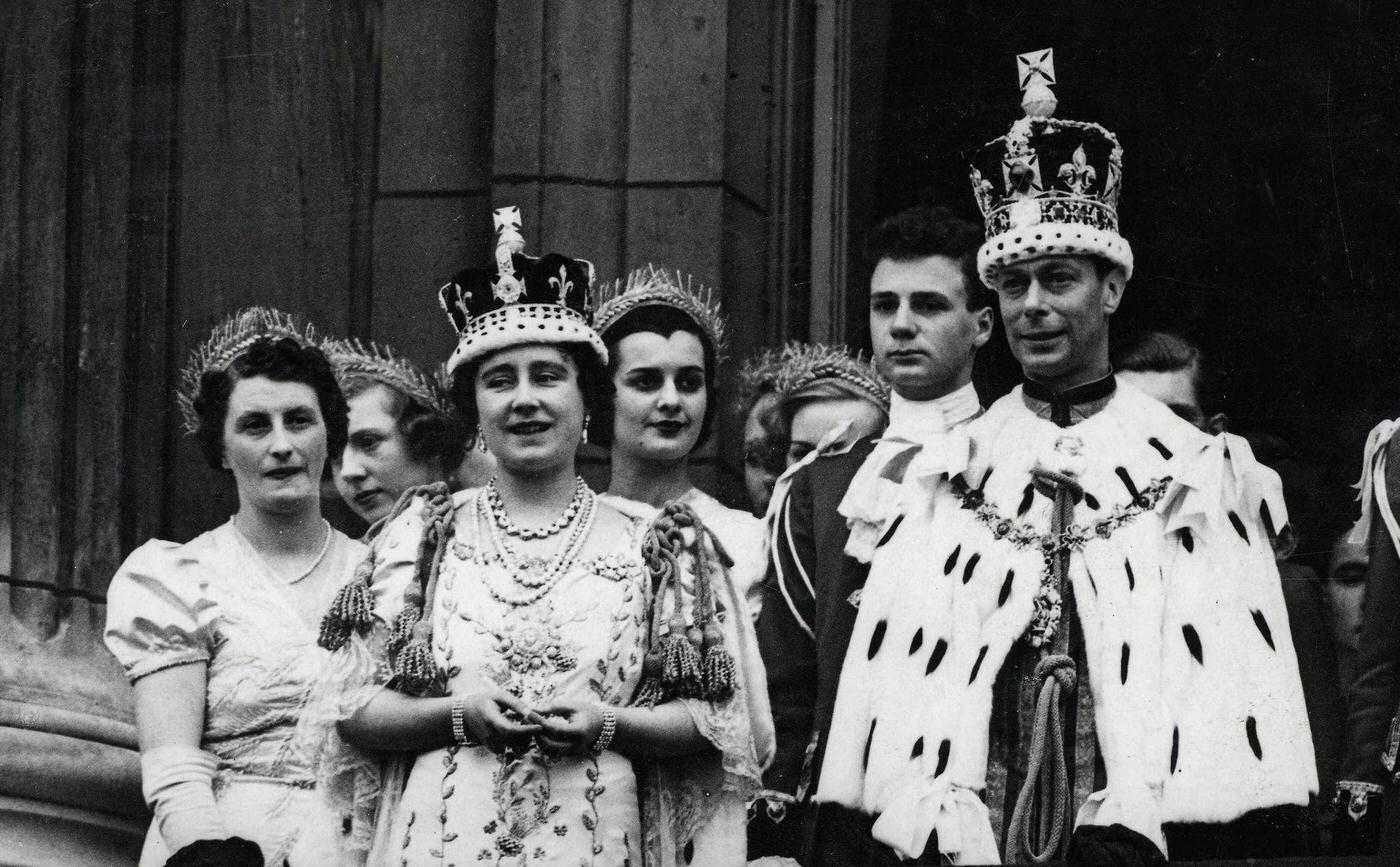 #83 King George VI and Queen Elizabeth on the balcony of Buckingham Palace after their coronation, London, 1937.