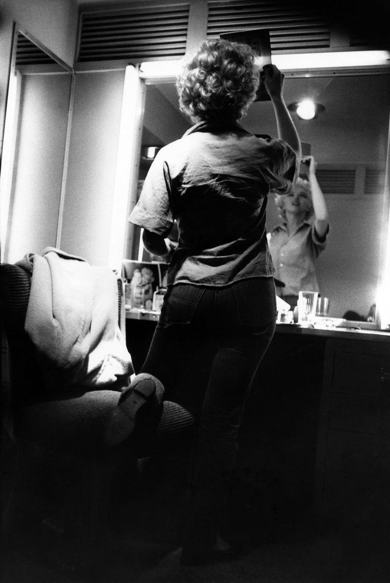 Marilyn Monroe wearing blue jeans backstage at the 20th Century Fox studio in 1954 during the filming of “The Seven Year Itch” in Los Angeles
