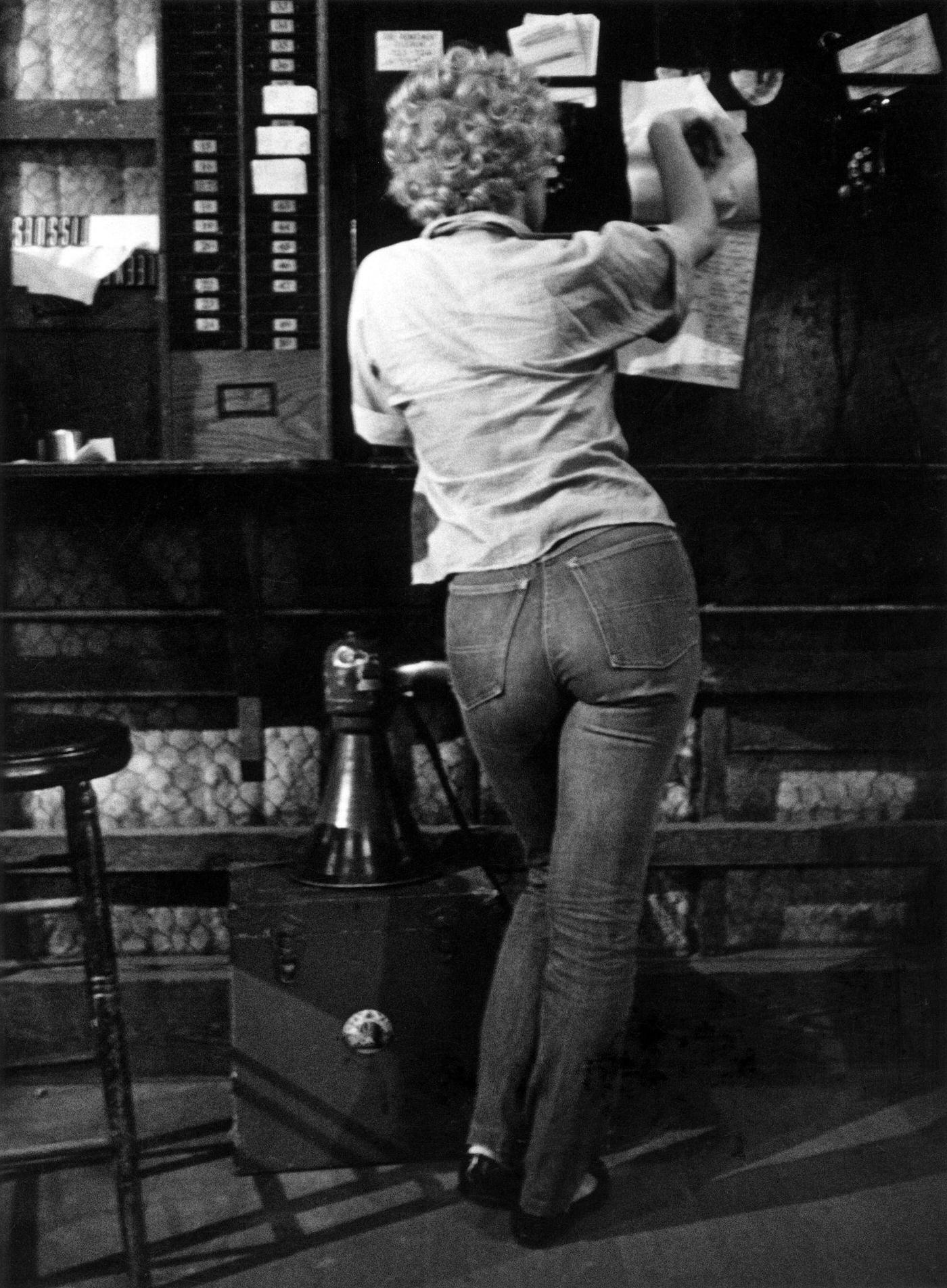 Marilyn Monroe wearing blue jeans backstage at the 20th Century Fox studio in 1954 during the filming of “The Seven Year Itch”