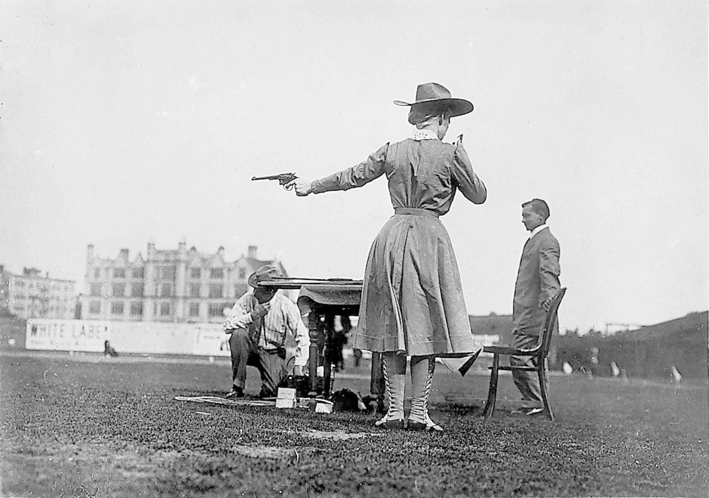 #38 Annie Oakley in a Wild-West-Schau – she shoots with the help of a pocket mirror – undated.