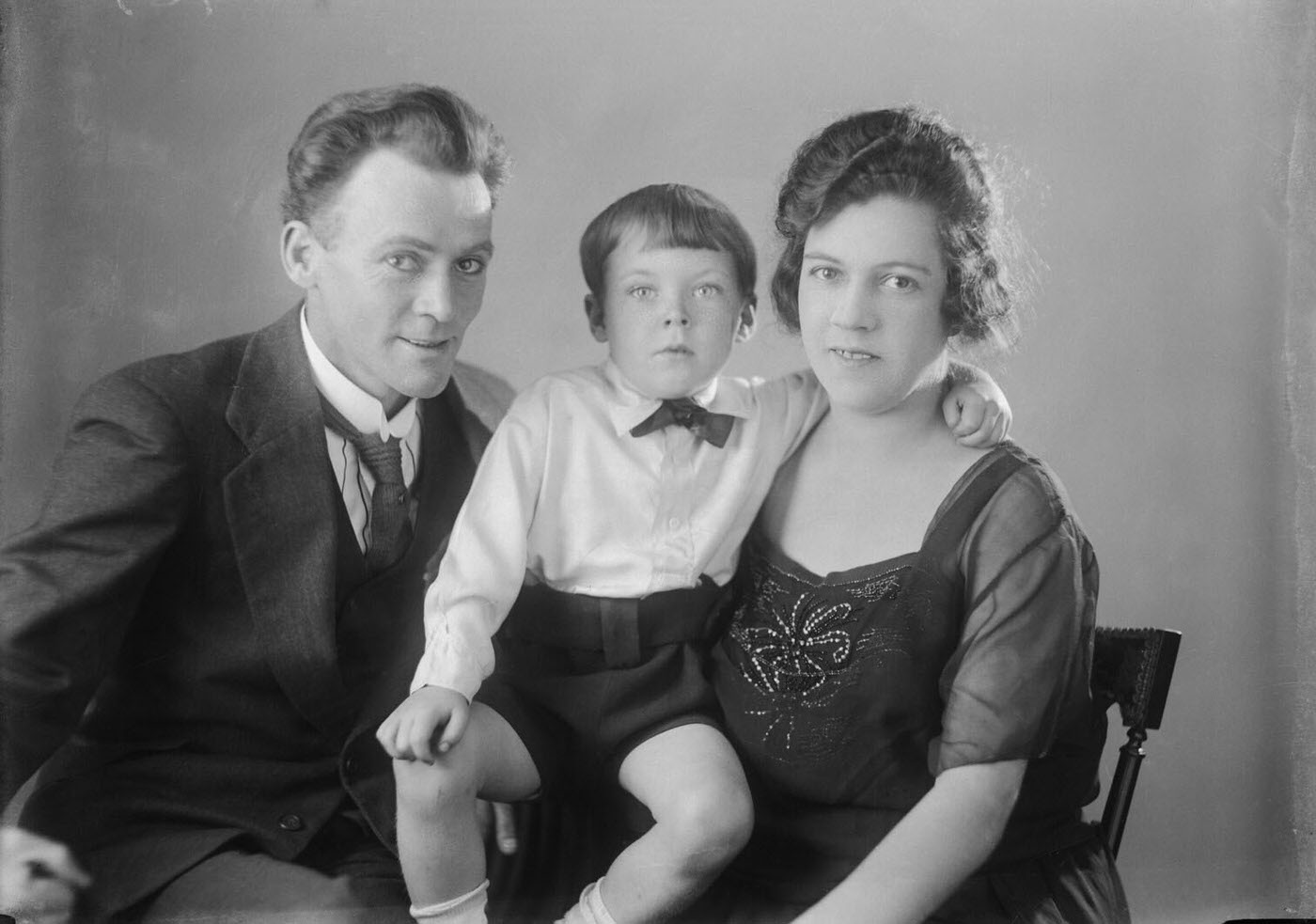 #34 Group portrait of an unknown family