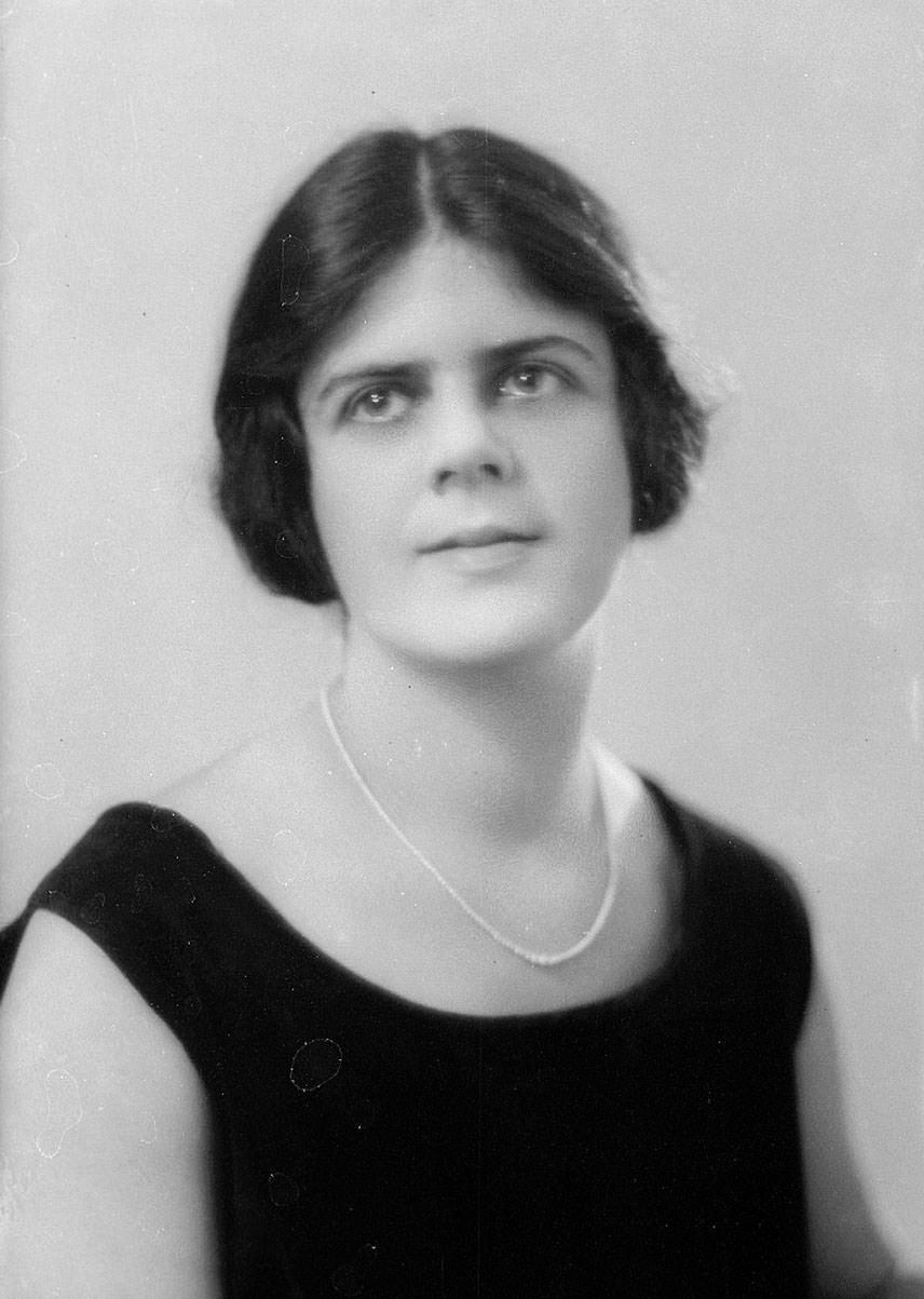 #100 Portrait of a woman, possibly of the surname ‘Lobban’