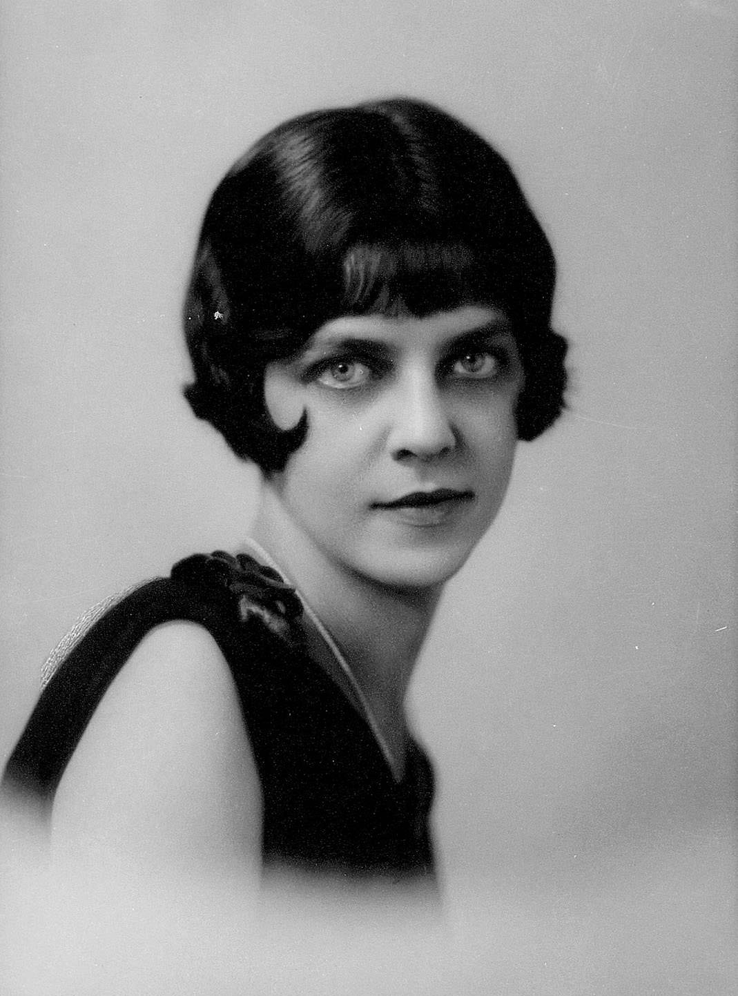 #16 Portrait of a woman (possibly of the name Harrison or Reales)