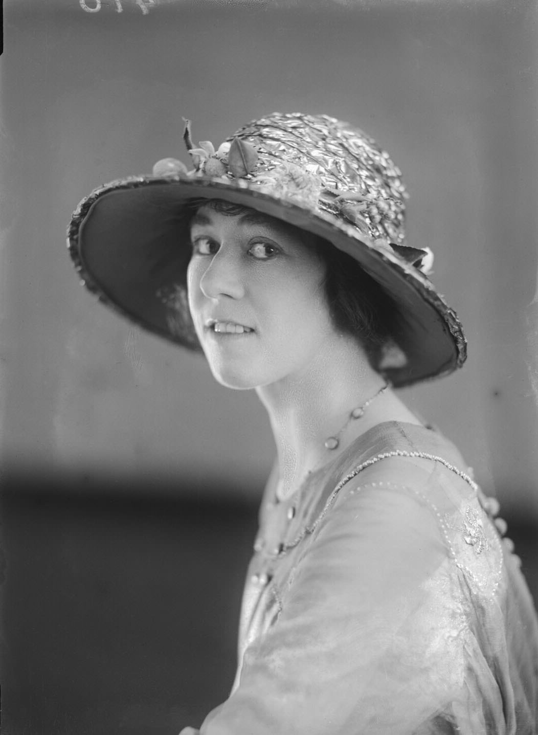 #59 Portrait of an unknown woman in a hat