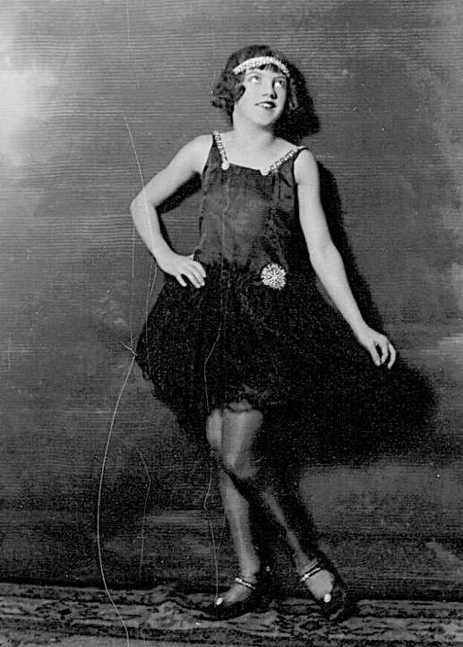 #91 Portrait of a young girl in costume