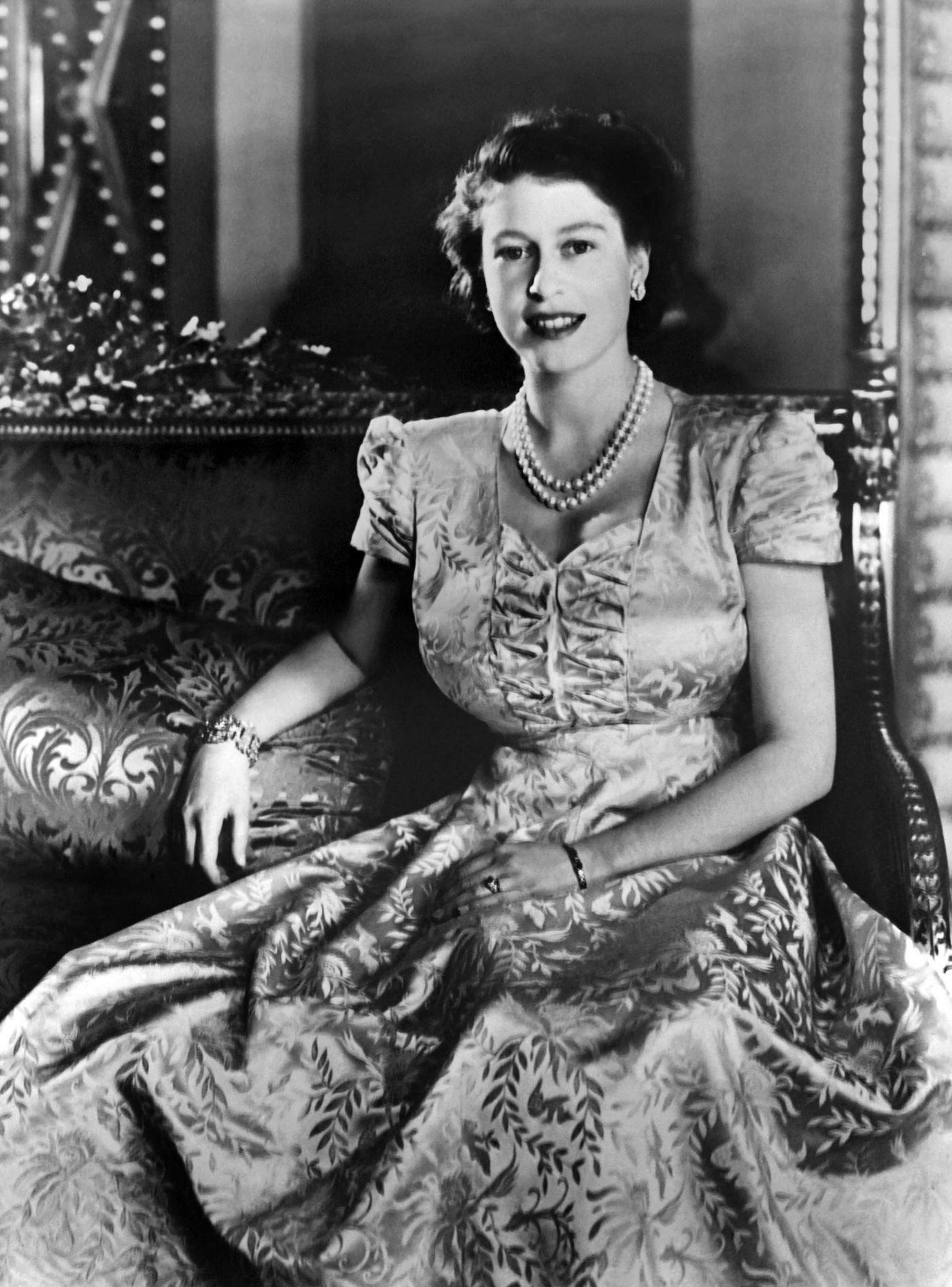 #35 Princess Elizabeth of York posing in the 40s.