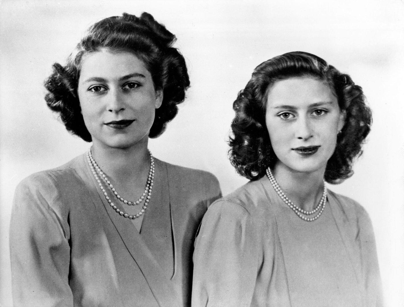 #80 Queen Elisabeth II and Princess Margaret at Dorothy Wilding’s Photography, 1946.