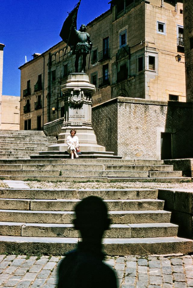 #105 Statue of Juan Bravo (erected in 1921), Plaza de San Martín, Segovia.