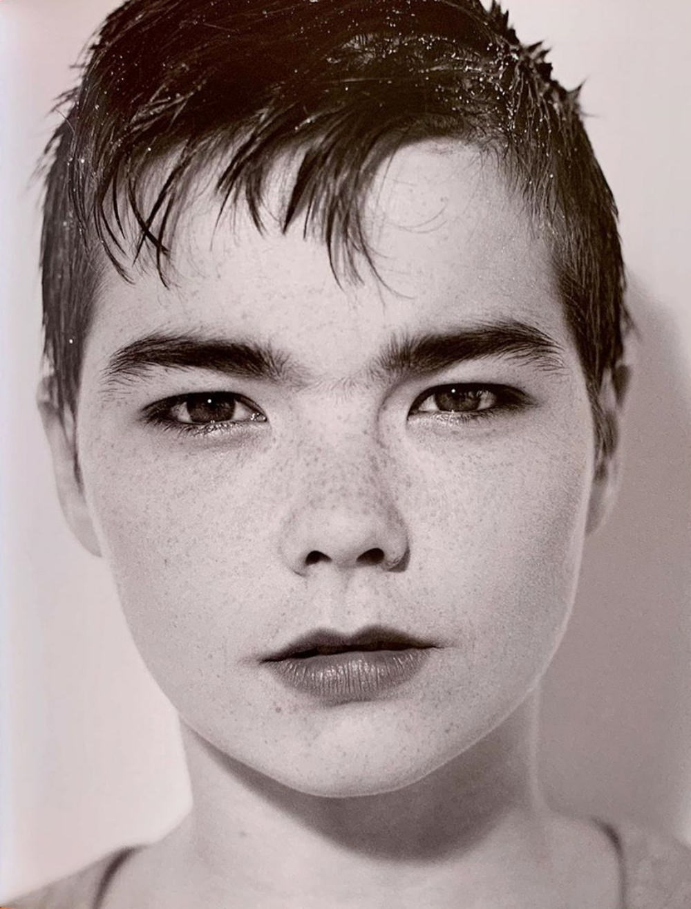 Björk’s Iconic Pixie Cut: A Timeless Moment Captured by Herb Ritts in 1989 Music