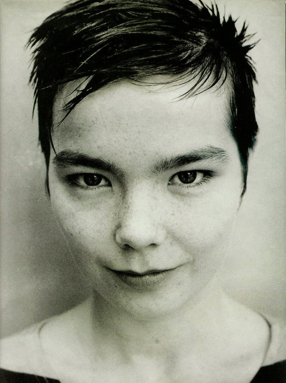 Björk’s Iconic Pixie Cut: A Timeless Moment Captured by Herb Ritts in 1989 Music