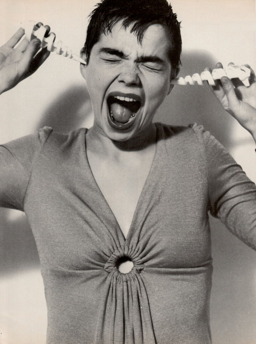 Björk’s Iconic Pixie Cut: A Timeless Moment Captured by Herb Ritts in 1989 Music