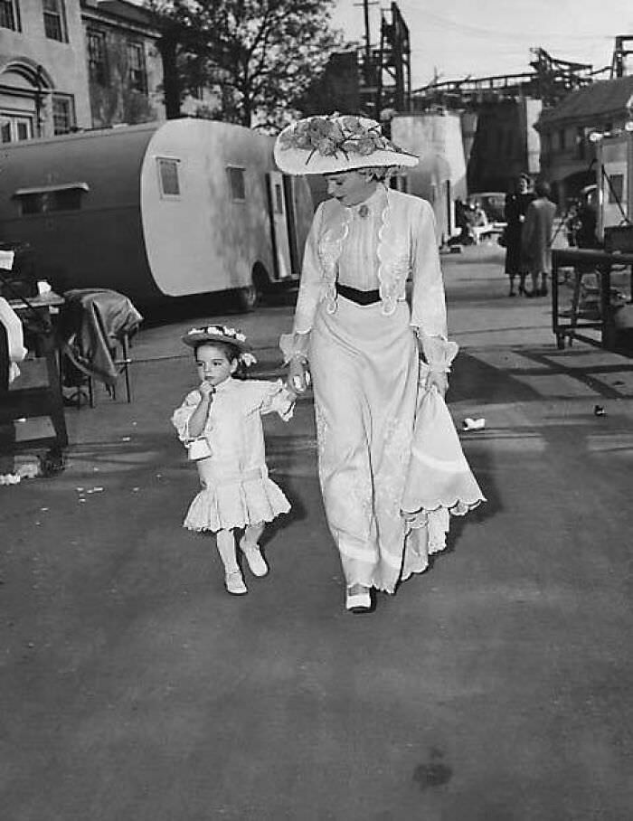 #17 Little Liza Minnelli with mom Judy Garland at MGM during the filming of In the Good Old Summertime
