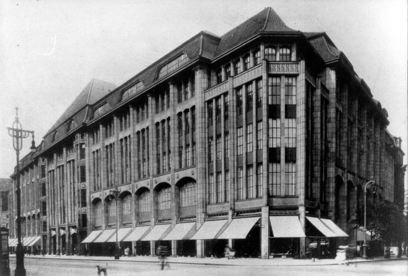 #30 Department store “Karstadt” at Moenckebergstrasse in Hamburg, Germany, around 1912