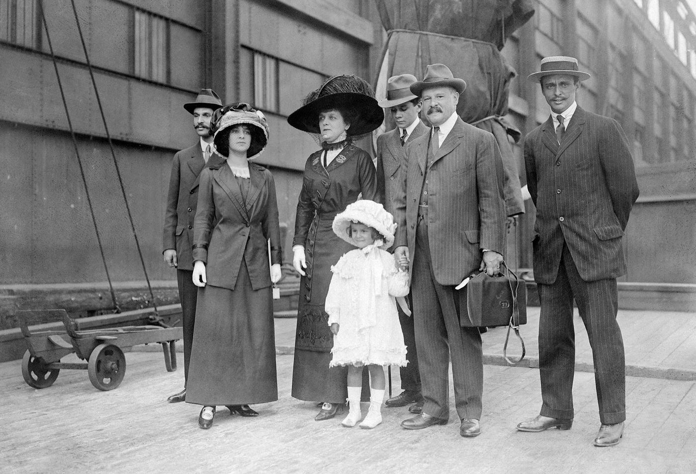 #31 George Jay Gould I, manager, financier, and railroad executive from the USA, arriving in Hamburg, Germany with his family, 1912