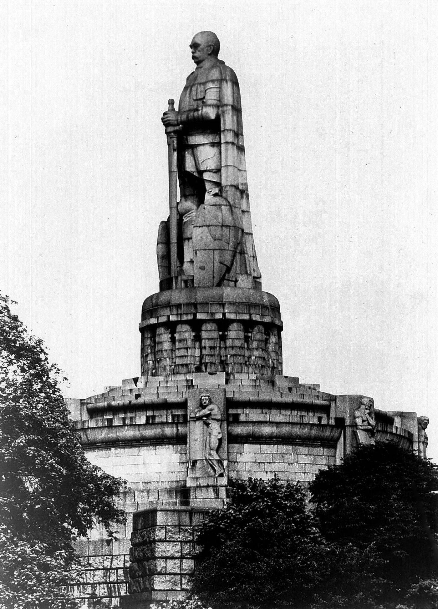 #35 Denkmal von Hugo Lederer am Millerntor in Hamburg of Otto von Bismarck, 1910