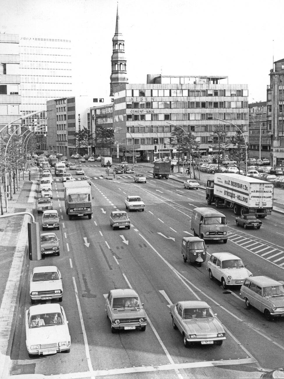 #32 A view of Willy-Brandt-Strasse in Hamburg, Germany in 1970.