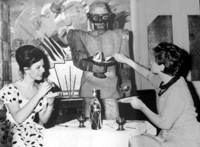 Revolutionizing Housework: Claus Scholz-Nauendorff’s MM7 Selektor Robot Invention Inventions