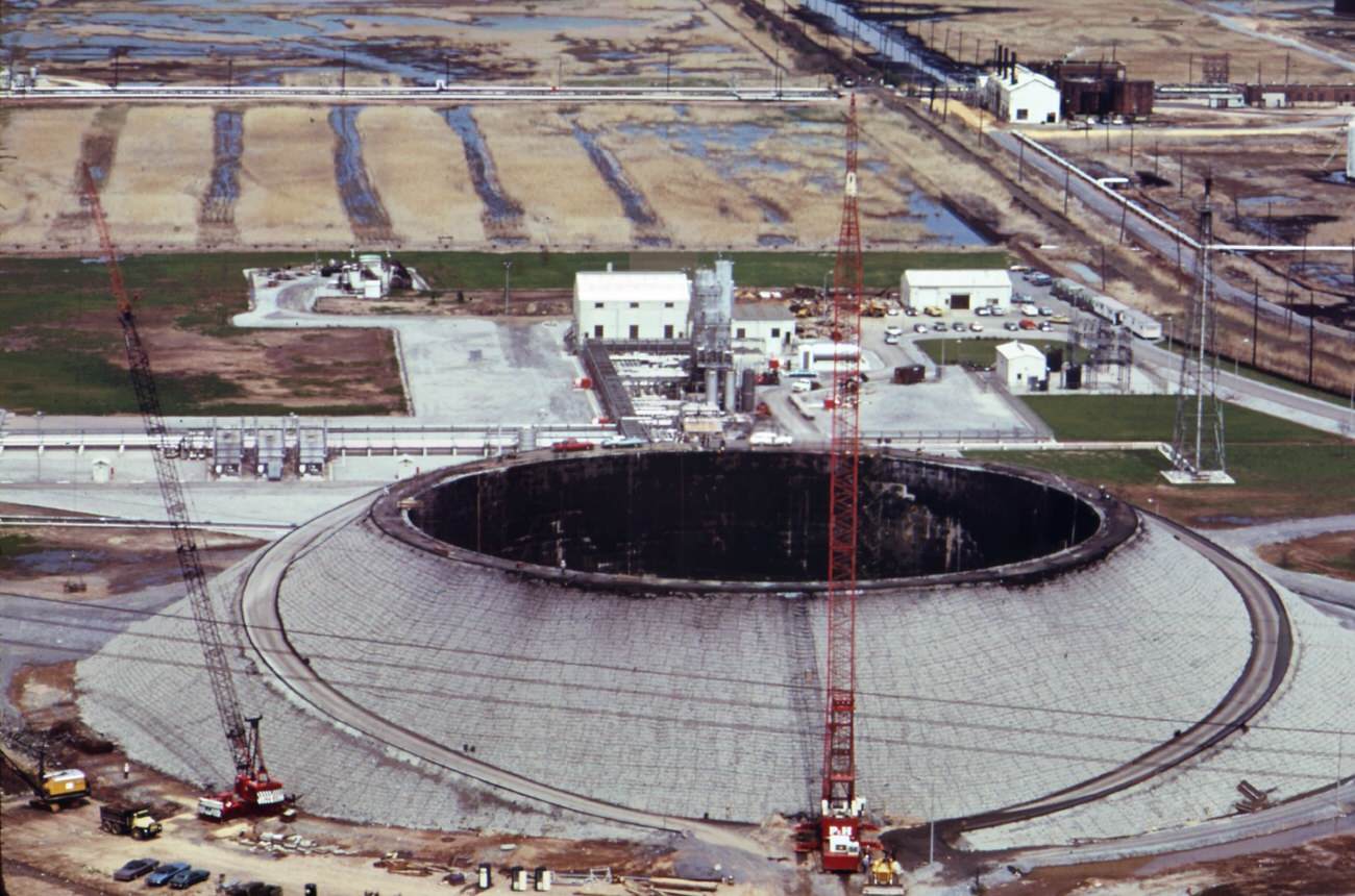 #53 The texas eastern gas tank that killed 41 workmen when it imploded in january 1973, is now being rebuilt over the protests of new jersey and staten island residents. Staten island, 1970s