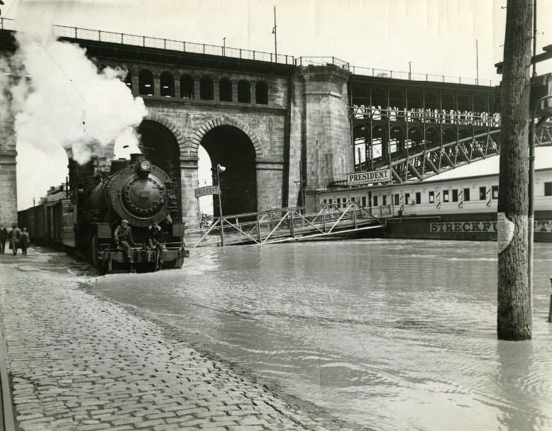 #147 Eads Bridge train overflow, 1930