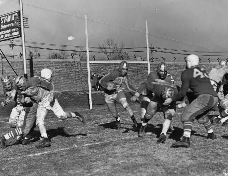 #189 The Gunners football team’s unsuccessful first-place battle against the Chicago Steelmen at Walsh Stadium, 1930